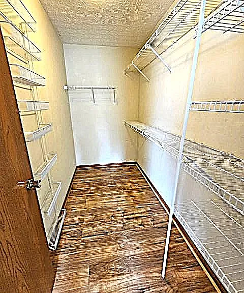 1st floor prime bedrm deep closet.