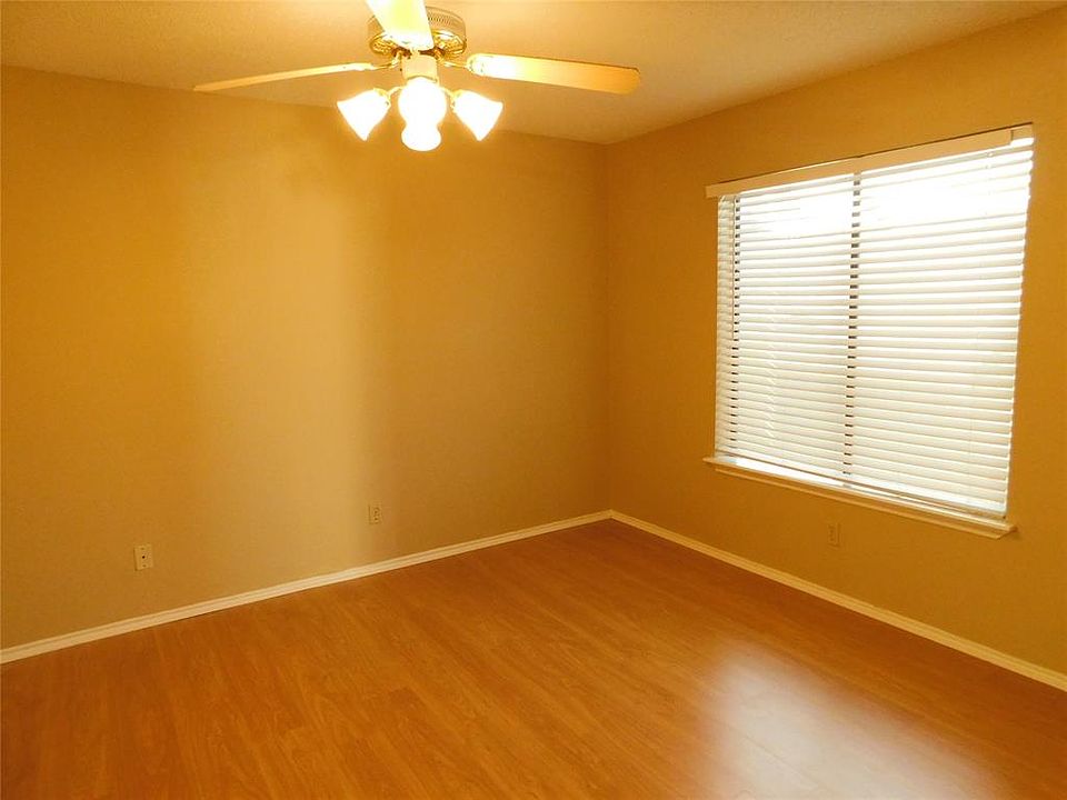 1st image of 3834 Landmark Dr