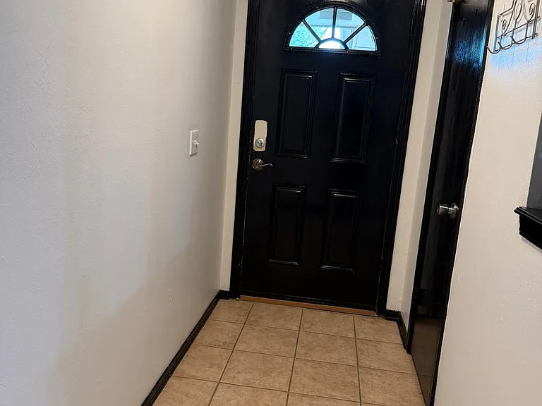 617 SW 10th St — Photo 4