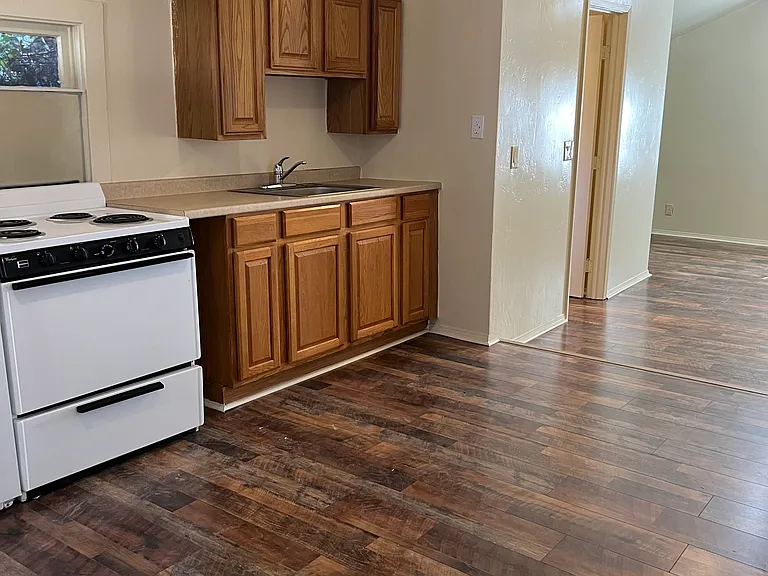 633 Avenue M #C — Photo 4