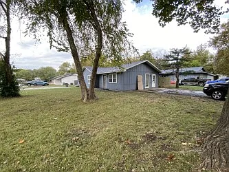 154 E Adobe St