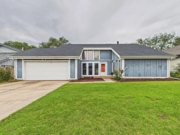 8216 E Chalet Dr, Wichita, KS 67207