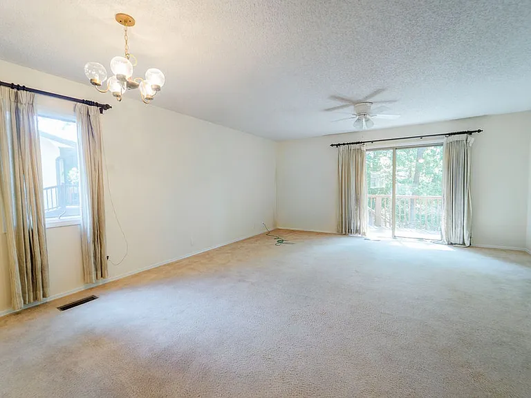 16 Lindsay Ln — Photo 9