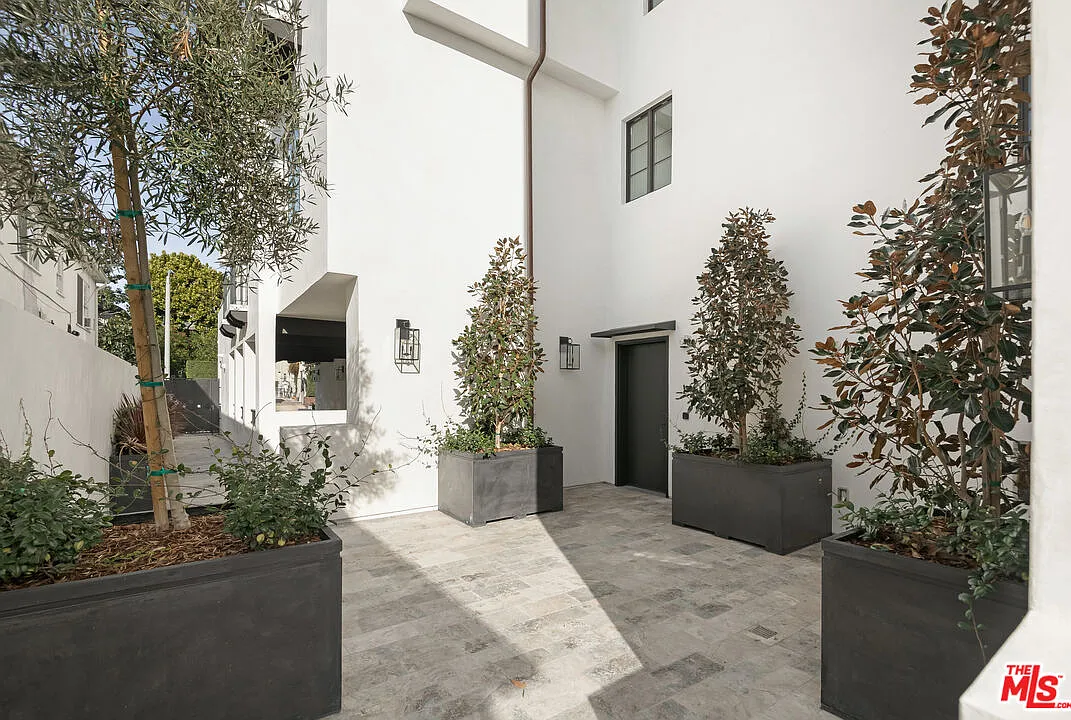 2 bed, 2.5 bath, 1373 sqft, $6,700 — Photo 4