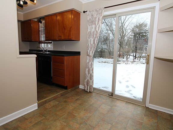 5th image of 586 Kenbrook Dr