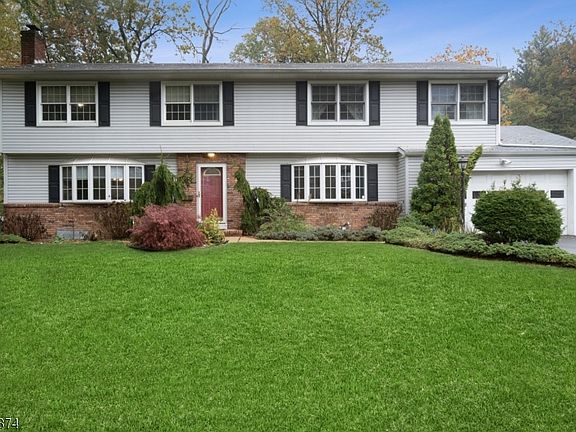 2nd image of 5 Tall Oaks Dr