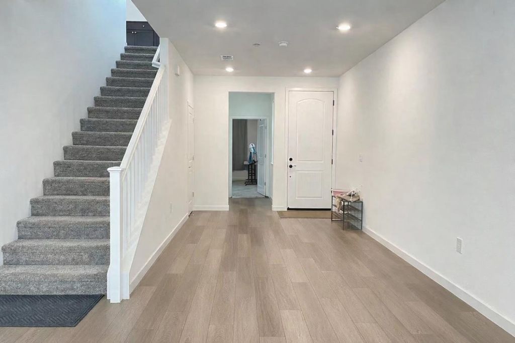 Apartment in Elk Grove - View 3
