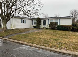 17 Holly Dr, Manorville, NY 11949