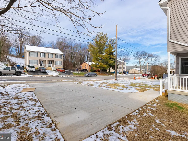438 Hill St — Photo 3
