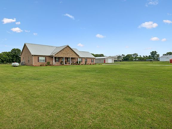 3rd image of 883 Centerville Rd