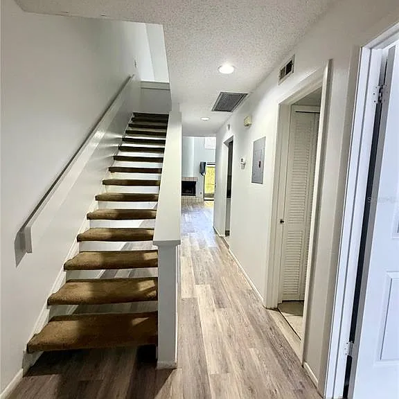 498 Club Dr — Photo 3