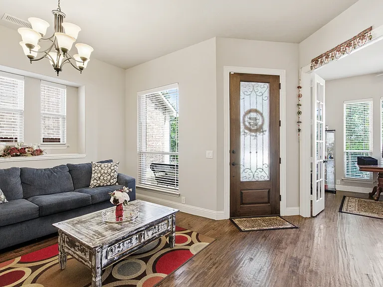 2304 Lynbridge Cir — Photo 3