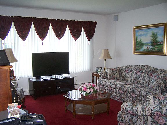 3rd image of 371B Portsmouth Dr #100B