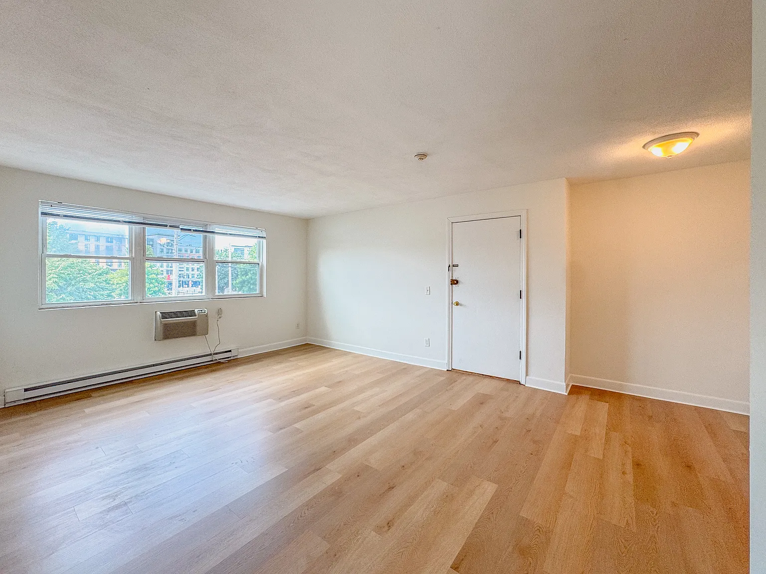 2 bed, 940 sqft, $2,400 — Photo 3
