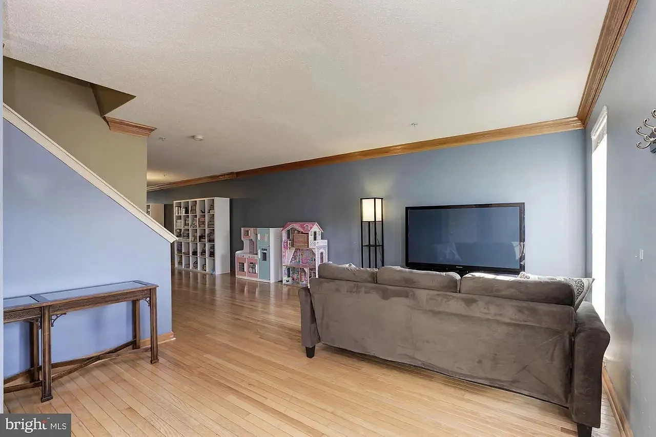 3 bed, 3.5 bath, 2480 sqft, $2,850 — Photo 3