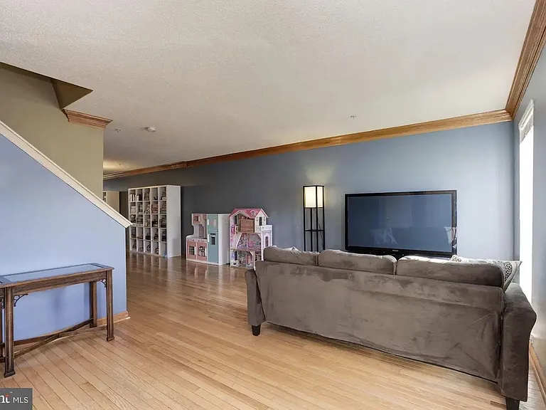 208 Goldsborough Dr — Photo 3