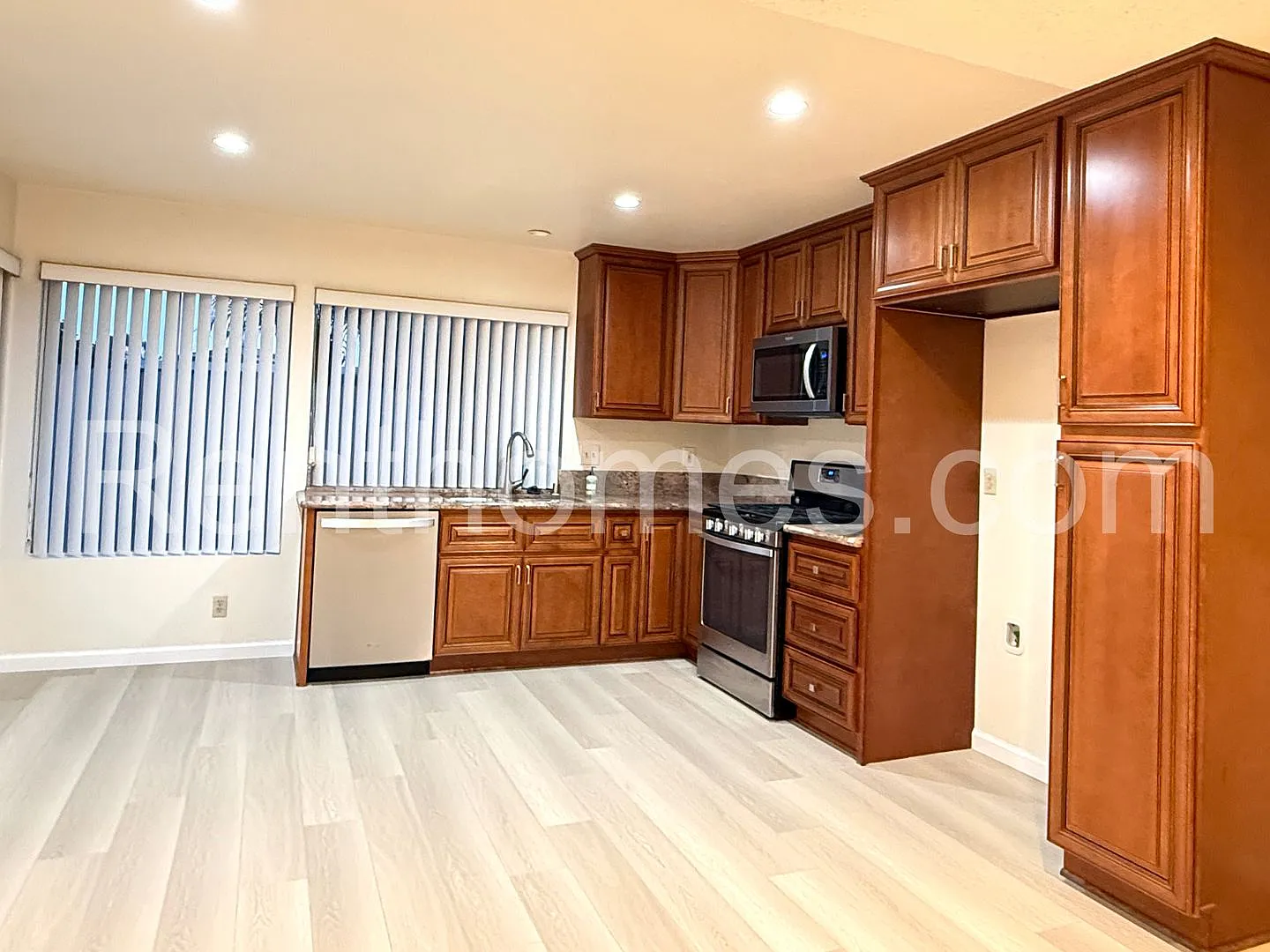 Mira Mesa, 10906 Barbados Way - LVP Flooring, Granite Counters, Great Central MM Location! — Photo 4