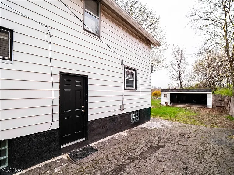 1821 Kenneth Ave — Photo 17