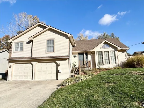 1107 S 14th St, Leavenworth, KS 66048