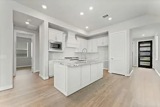 724 Lake Lacosta Dr — Photo 9