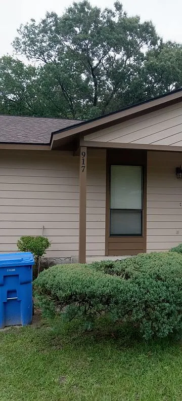 2 bed, 1.5 bath, 900 sqft, $1,142 — Photo 1