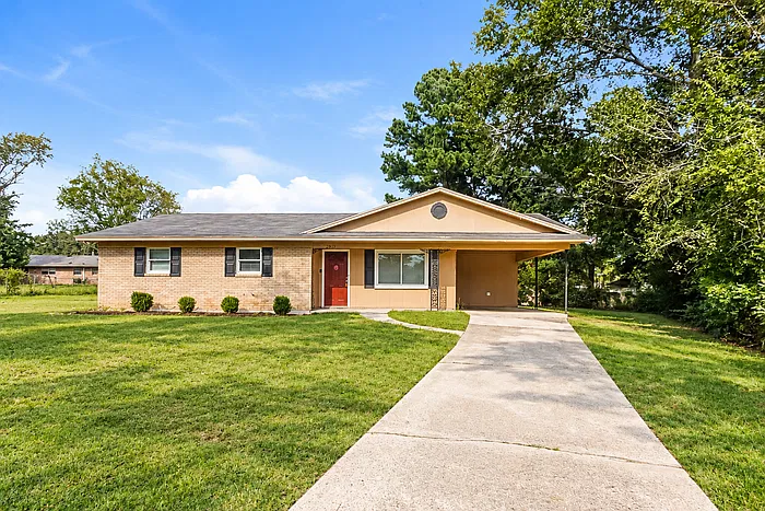 3 bed, 1.5 bath, 1300 sqft, $1,245 — Photo 1