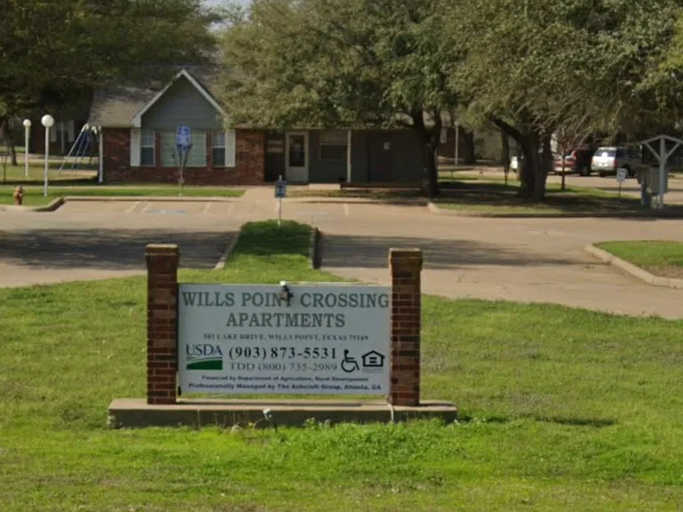 501 Lake Dr — Photo 1