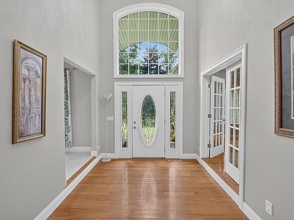 3rd image of 31 Hillcrest Cir