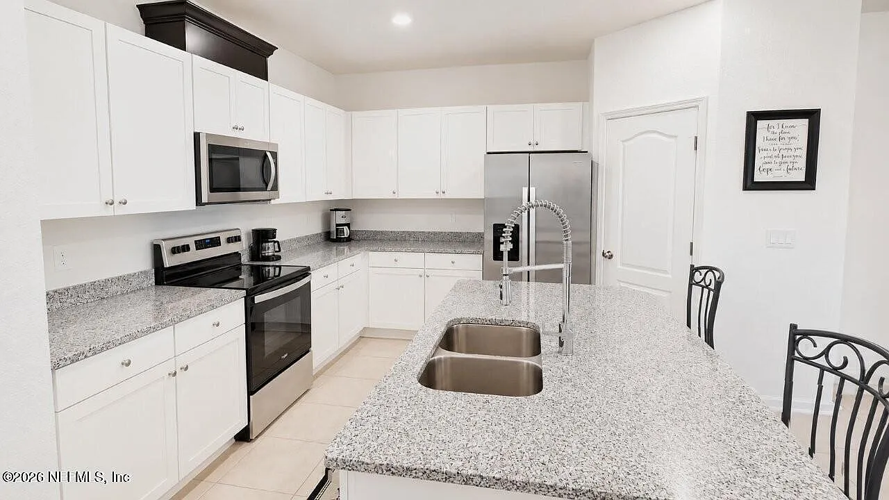3 bed, 2.5 bath, 1722 sqft, $2,500 — Photo 3