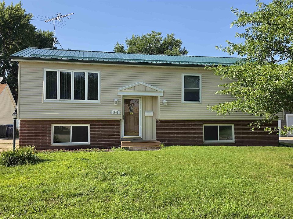 1st image of 1662 Oakwood Dr