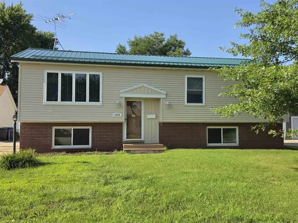 1662 Oakwood Dr, Waterloo, IA 50703
