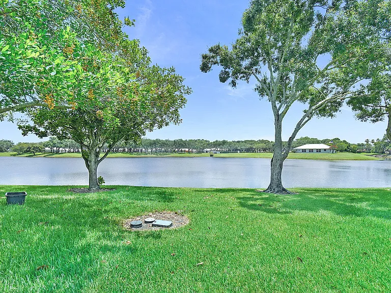 2442 SW Danbury Ln — Photo 4