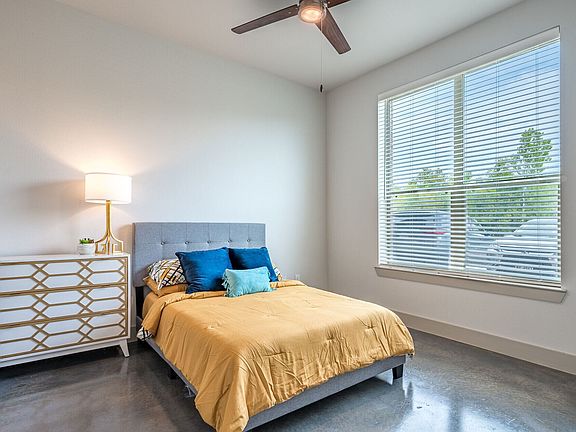 5th image of 2942 S Riverside Dr #2317