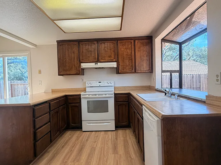 2540 Deer Trail Ln — Photo 8