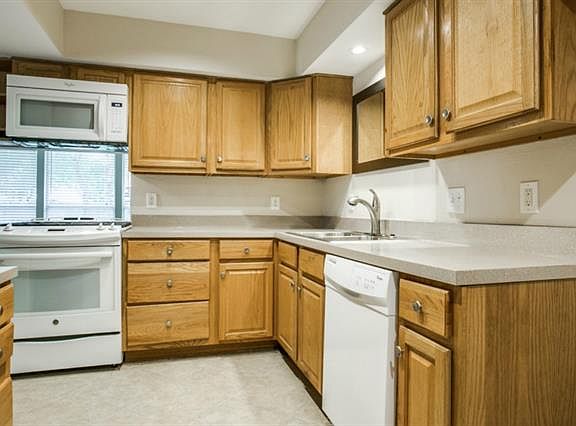 5th image of 1522 Regina Ct S