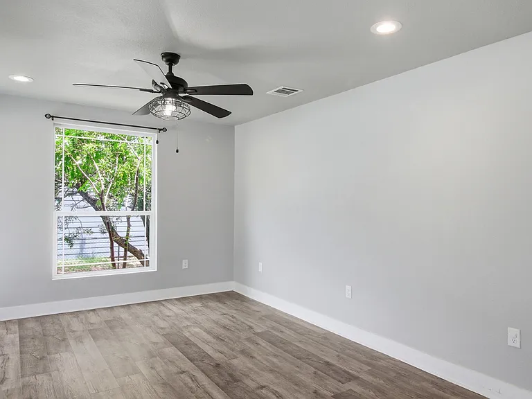 204 Aero Ave — Photo 8