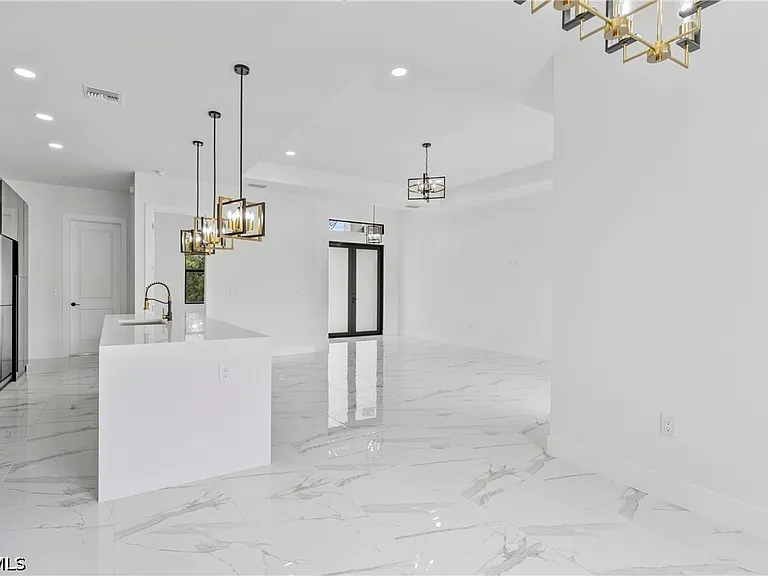 548 Long Island St E — Photo 10