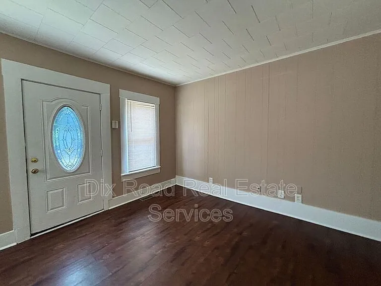 123 N Miami St — Photo 6