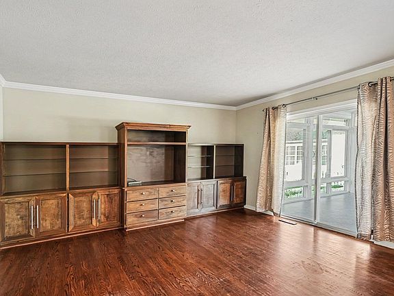 5th image of 215 Terry Ln