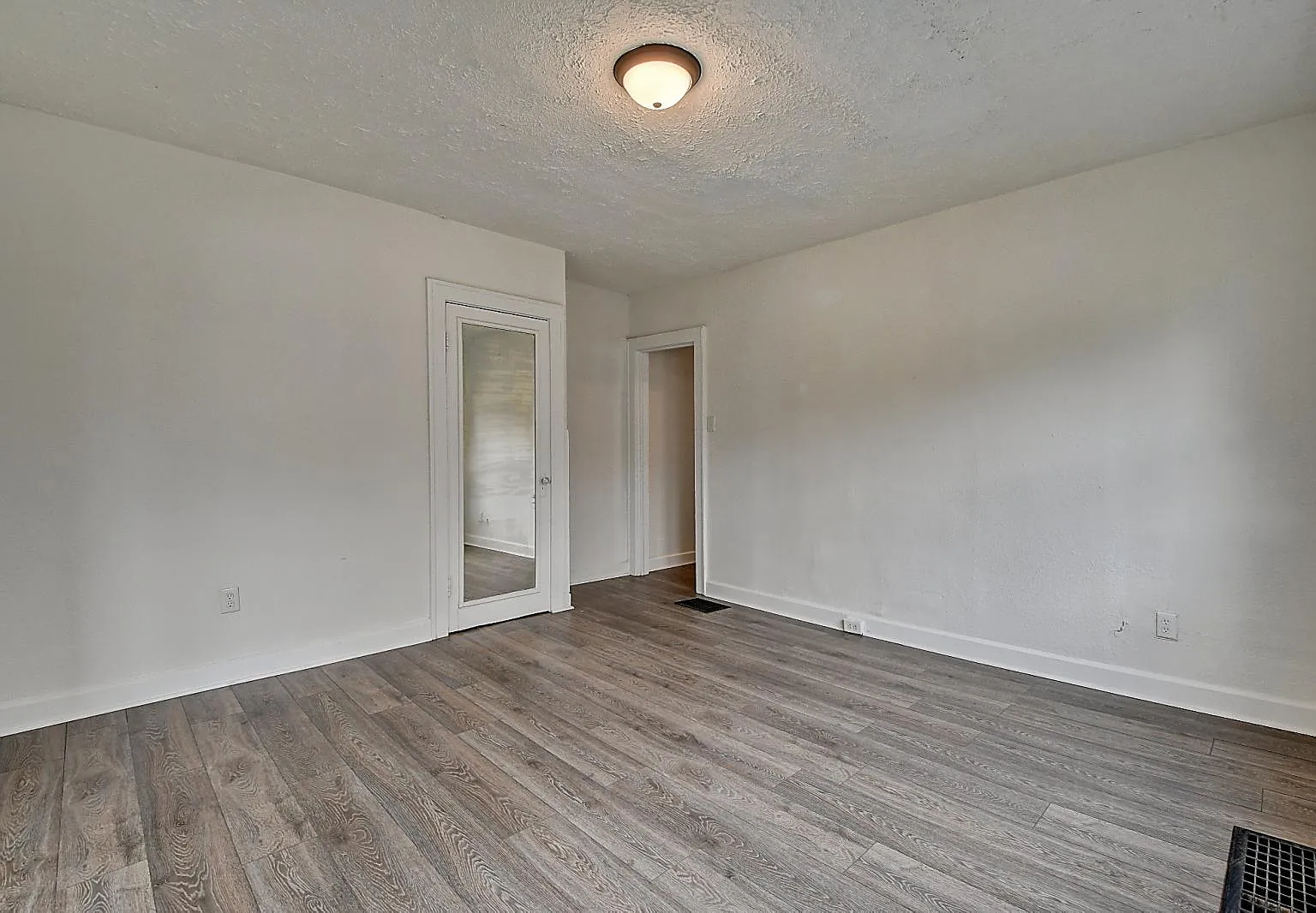 2 bed, 900 sqft, $899 — Photo 3