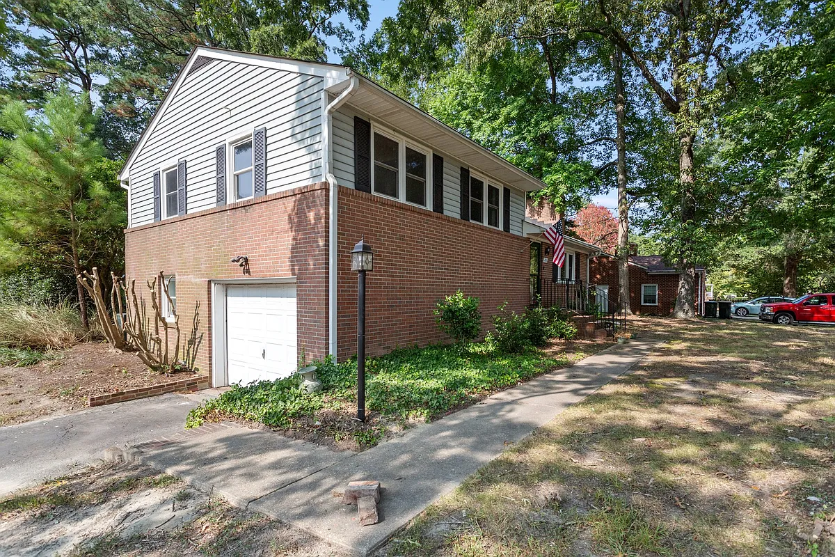 side view - 206 York Ln