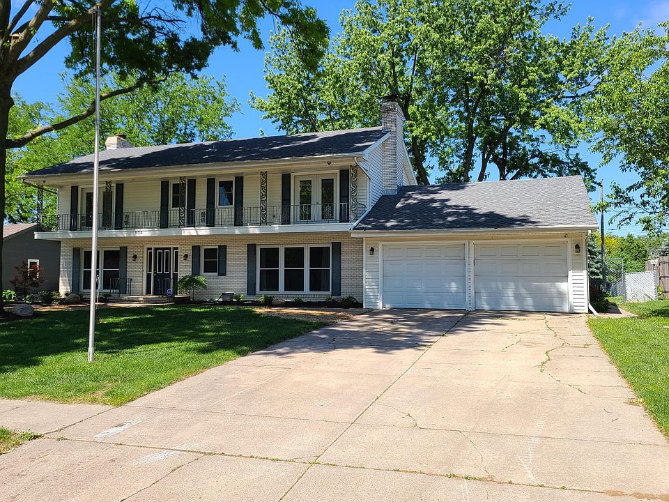 1st image of 904 S 131st Ave