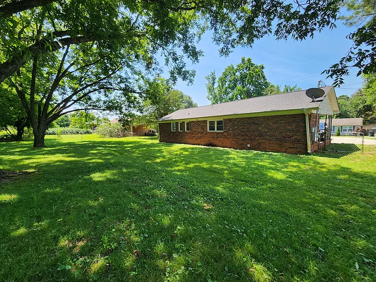 445 Summerland Dr — Photo 19