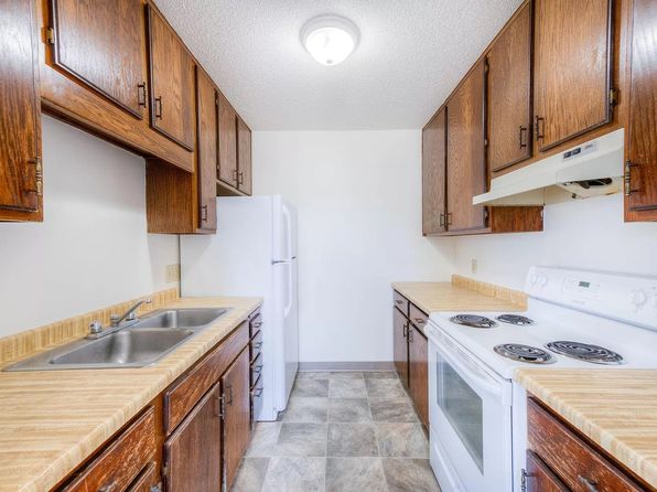 18 NE Schmitz St #3