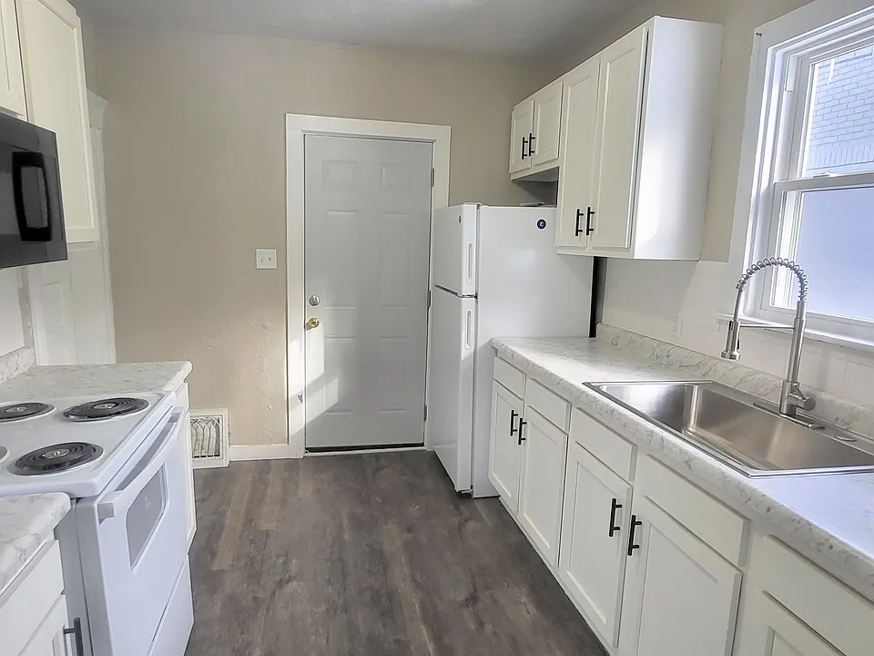 215 W Masterson Ave