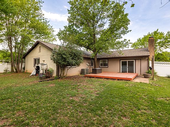 3rd image of 722 Sugarland Run Dr