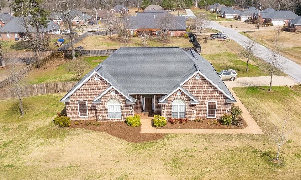 1st image of 722 White Oak Ln