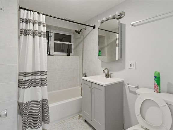 4th image of 910 W Gunnison St #G