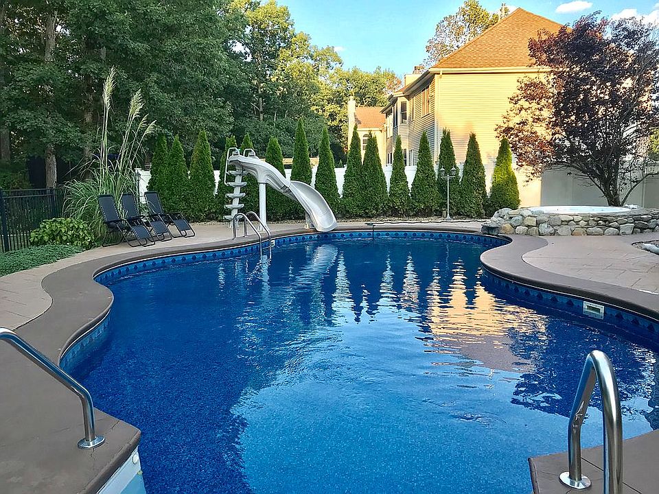 1st image of 483 Brentwood Ave