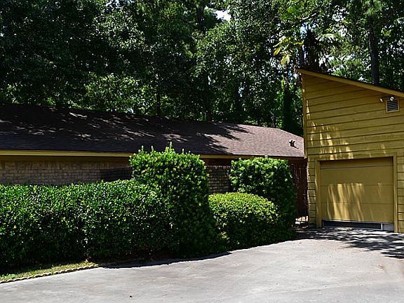 Single story 4 bedrooms. Located in Artesian Oaks off 2854 .East acces to I-45